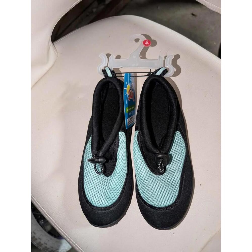 Kid water shoes size 13/1